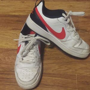 Boys nike 5y white court shoes red swish